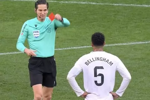 بيلينجهام يتلقى البطاقة الحمراء الثانية مع ريال مدريد